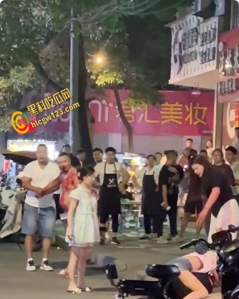 陕西城固县街头发生砍人事件, 疑似纹身男老婆出轨, 小白脸被当场杀头 !-7