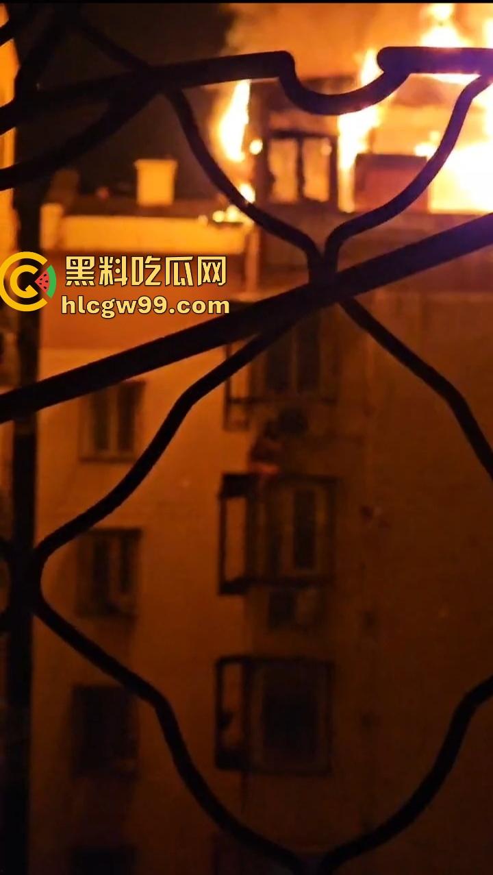 厦门小区楼顶火烧屁股，裸女6楼栏杆上被困哭成傻逼，物业还在睡大觉！-2