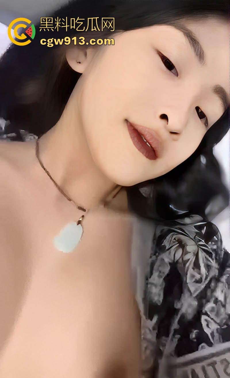 湖南沧州化妆师【尤文静】不雅视频曝光，为追前任自拍私密片，露脸自摸嫩穴勾引，自慰摩擦淫水四溅！-8