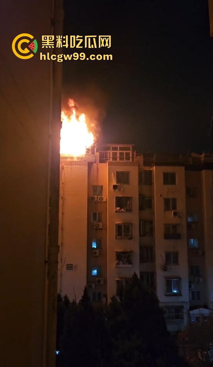 厦门小区楼顶火烧屁股，裸女6楼栏杆上被困哭成傻逼，物业还在睡大觉！-5