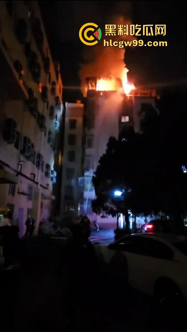 厦门小区楼顶火烧屁股，裸女6楼栏杆上被困哭成傻逼，物业还在睡大觉！-8