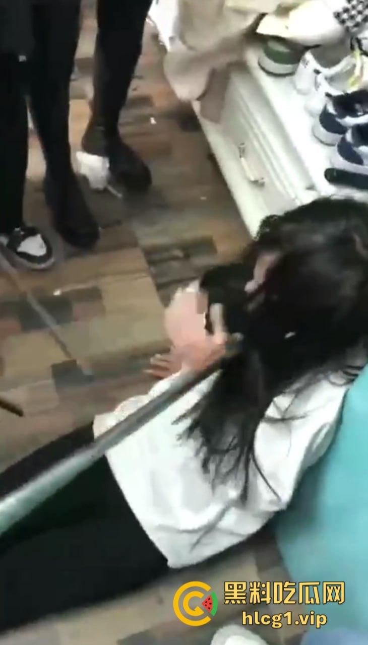 齐齐哈尔市甘南县16岁少女 【李鑫蕊】 遇围殴霸凌 用棍子打脸砸头 霸凌事件啥时候能停止啊!-2