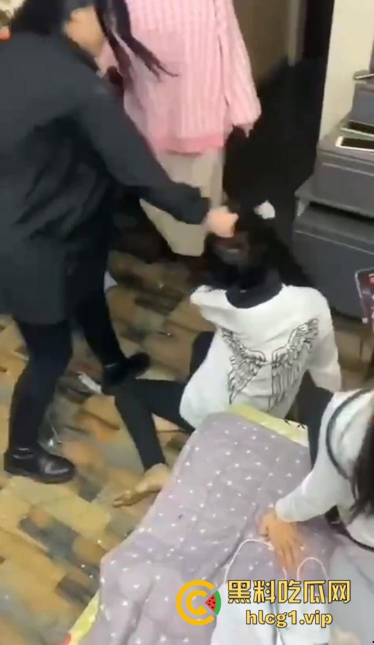 齐齐哈尔市甘南县16岁少女 【李鑫蕊】 遇围殴霸凌 用棍子打脸砸头 霸凌事件啥时候能停止啊!-4