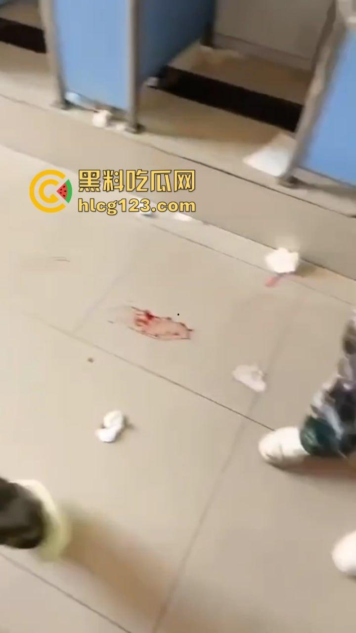 血腥慎入!令人发指在校女大学生突然在公厕临盆生孩子 又弃之不管!-2