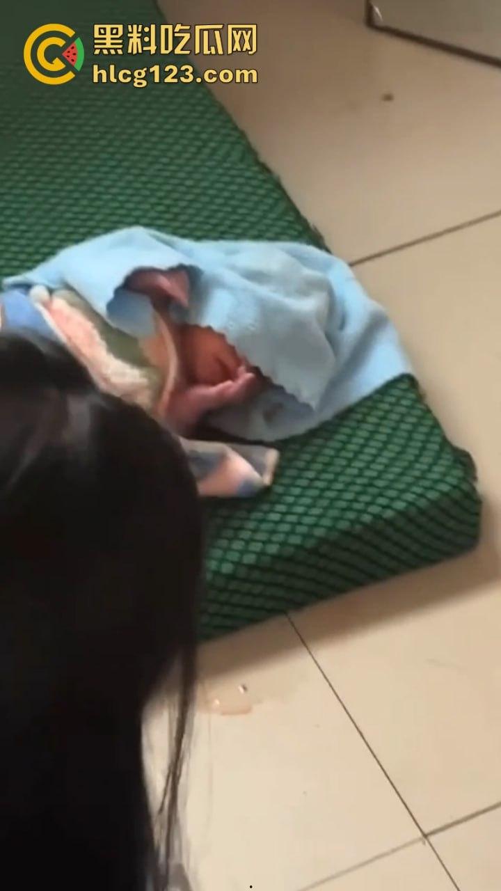 血腥慎入!令人发指在校女大学生突然在公厕临盆生孩子 又弃之不管!-4