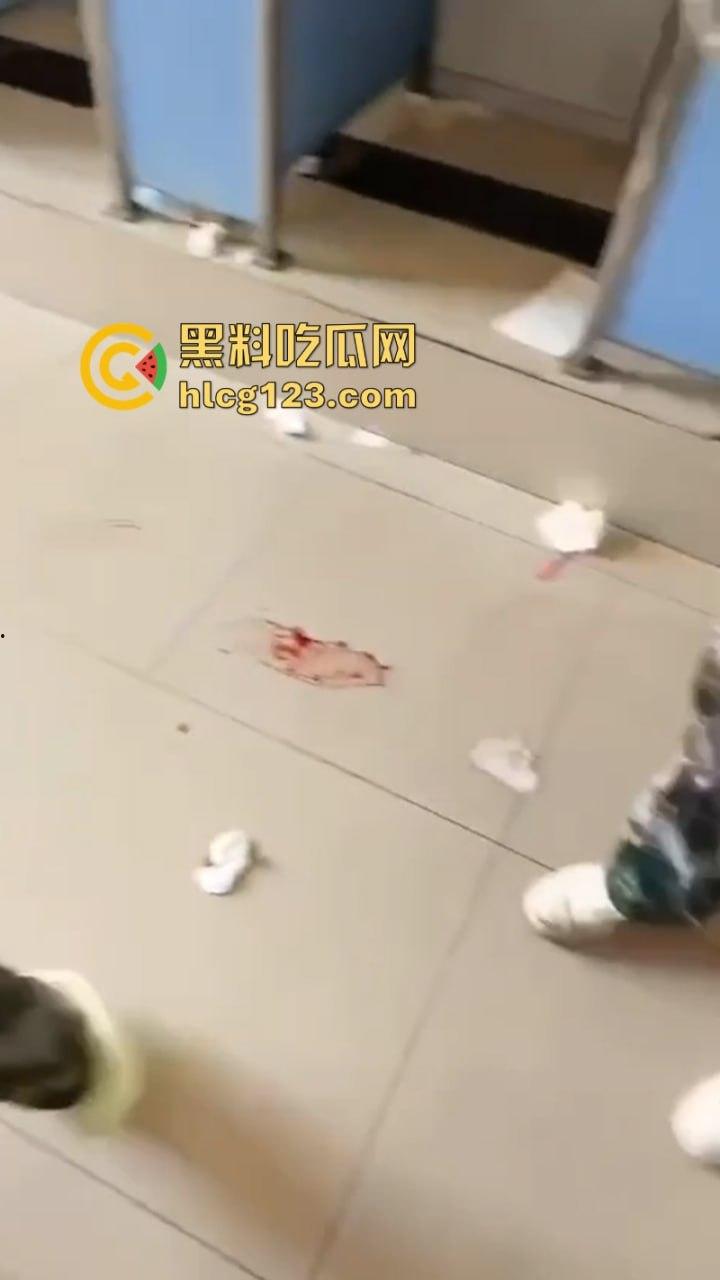 血腥慎入!令人发指在校女大学生突然在公厕临盆生孩子 又弃之不管!-7
