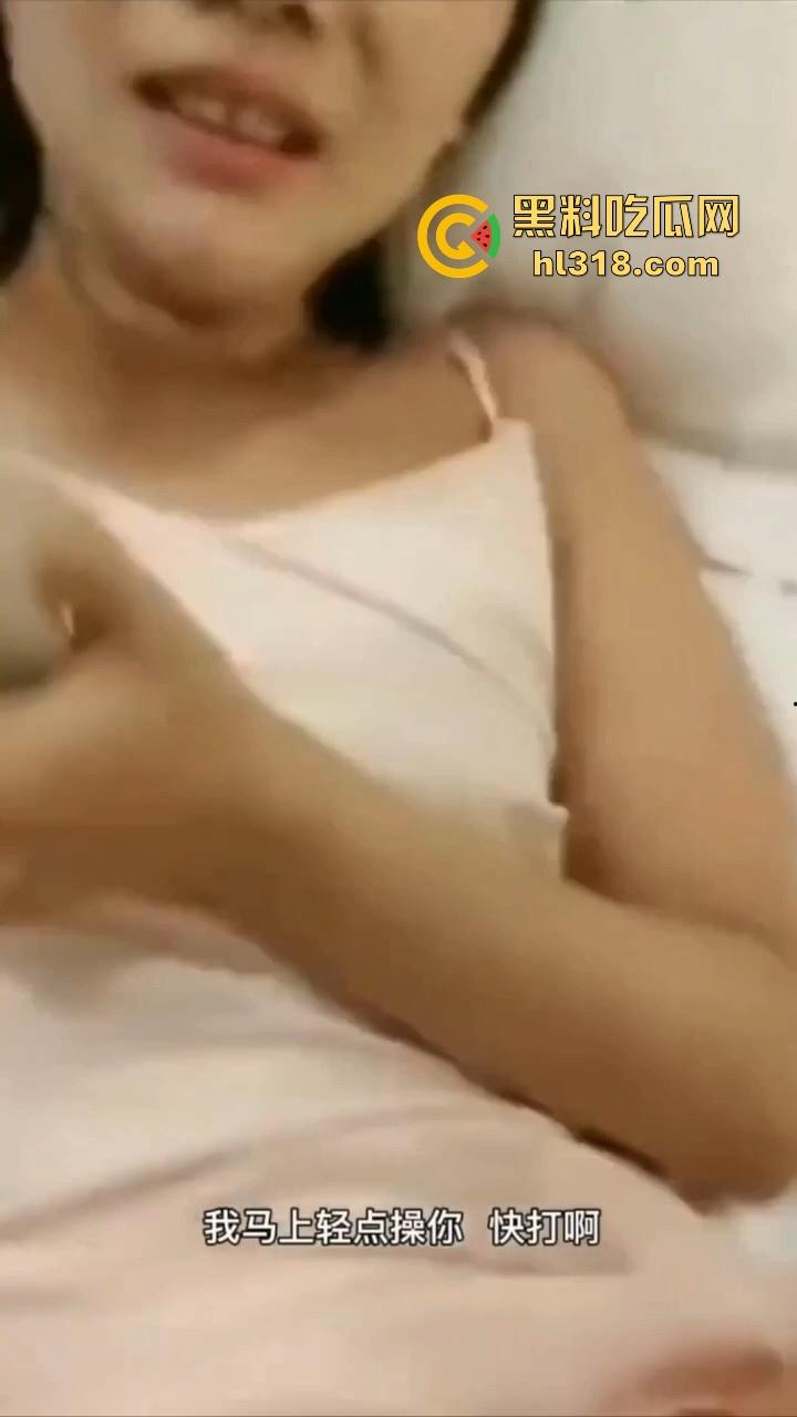 情侣做爱为寻刺激给女闺蜜打电话,无法控制的呻吟声,边跟其聊天边插,还问要不要来3P,极其淫荡!-1