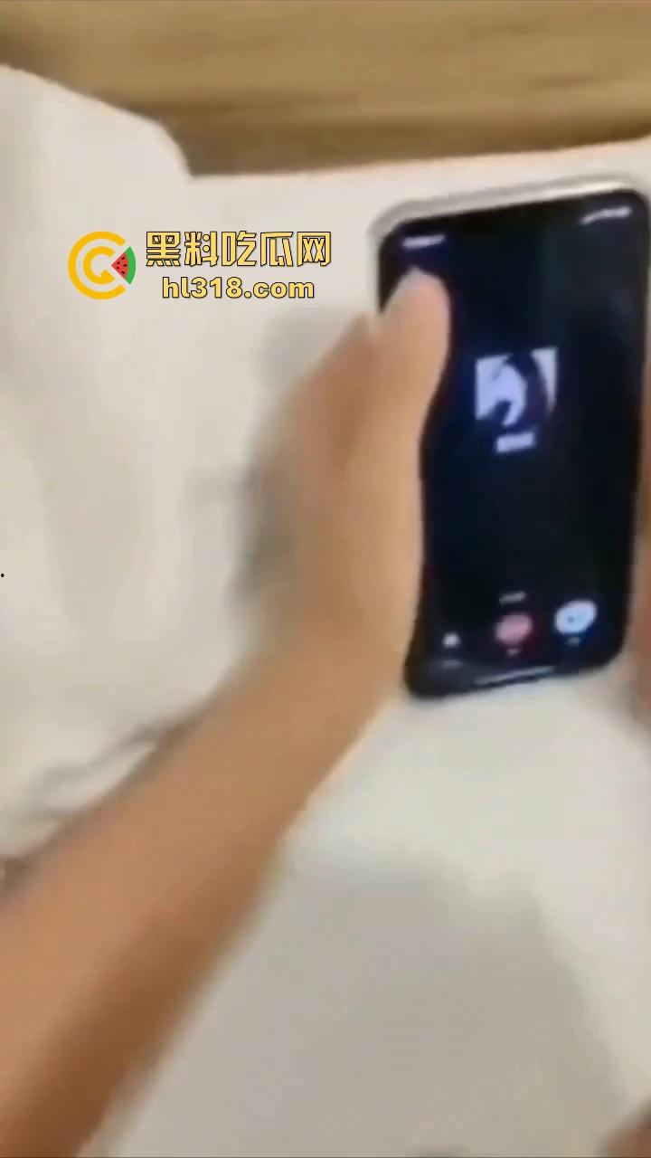 情侣做爱为寻刺激给女闺蜜打电话,无法控制的呻吟声,边跟其聊天边插,还问要不要来3P,极其淫荡!-10