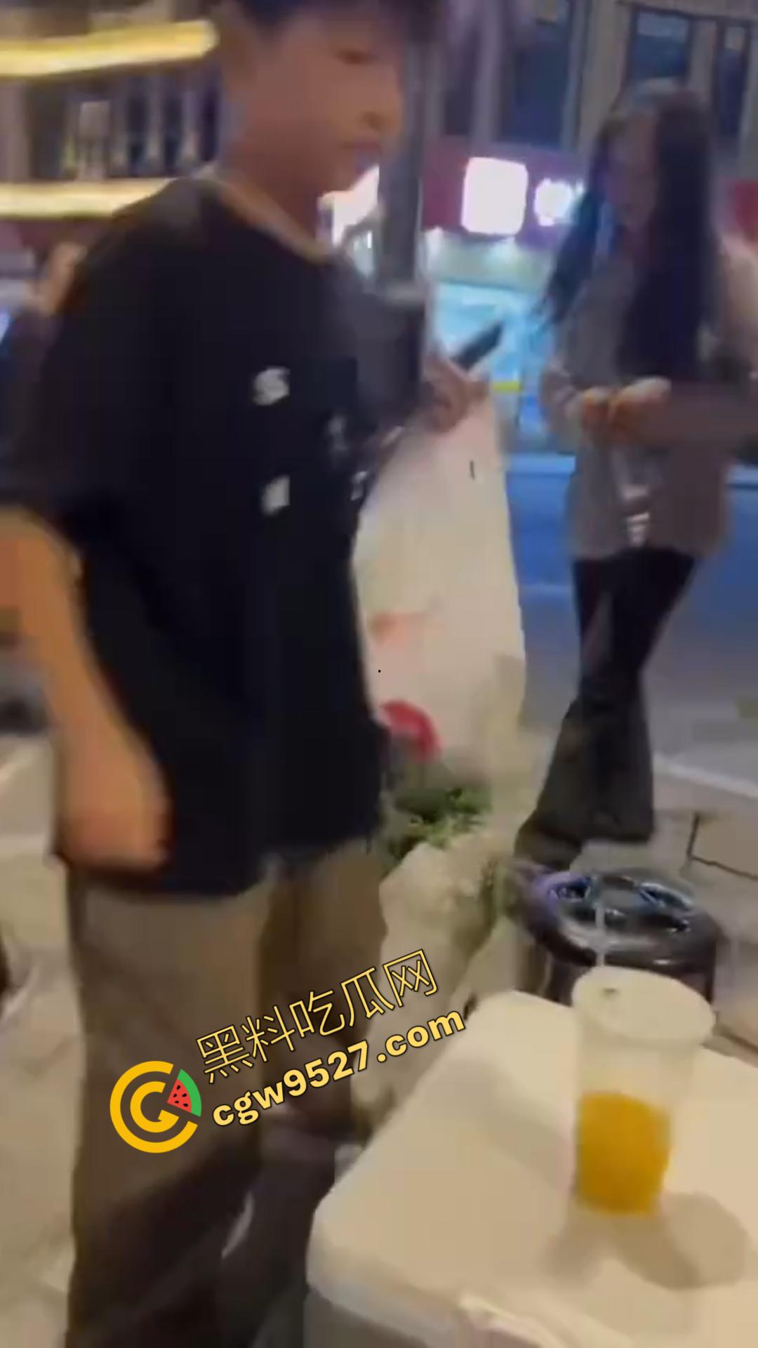 广州神秘女子街头持刀追赶小孩,目光疯狂行为诡异,一名疑似精神疾病患者引发恐慌被网友热议!-3