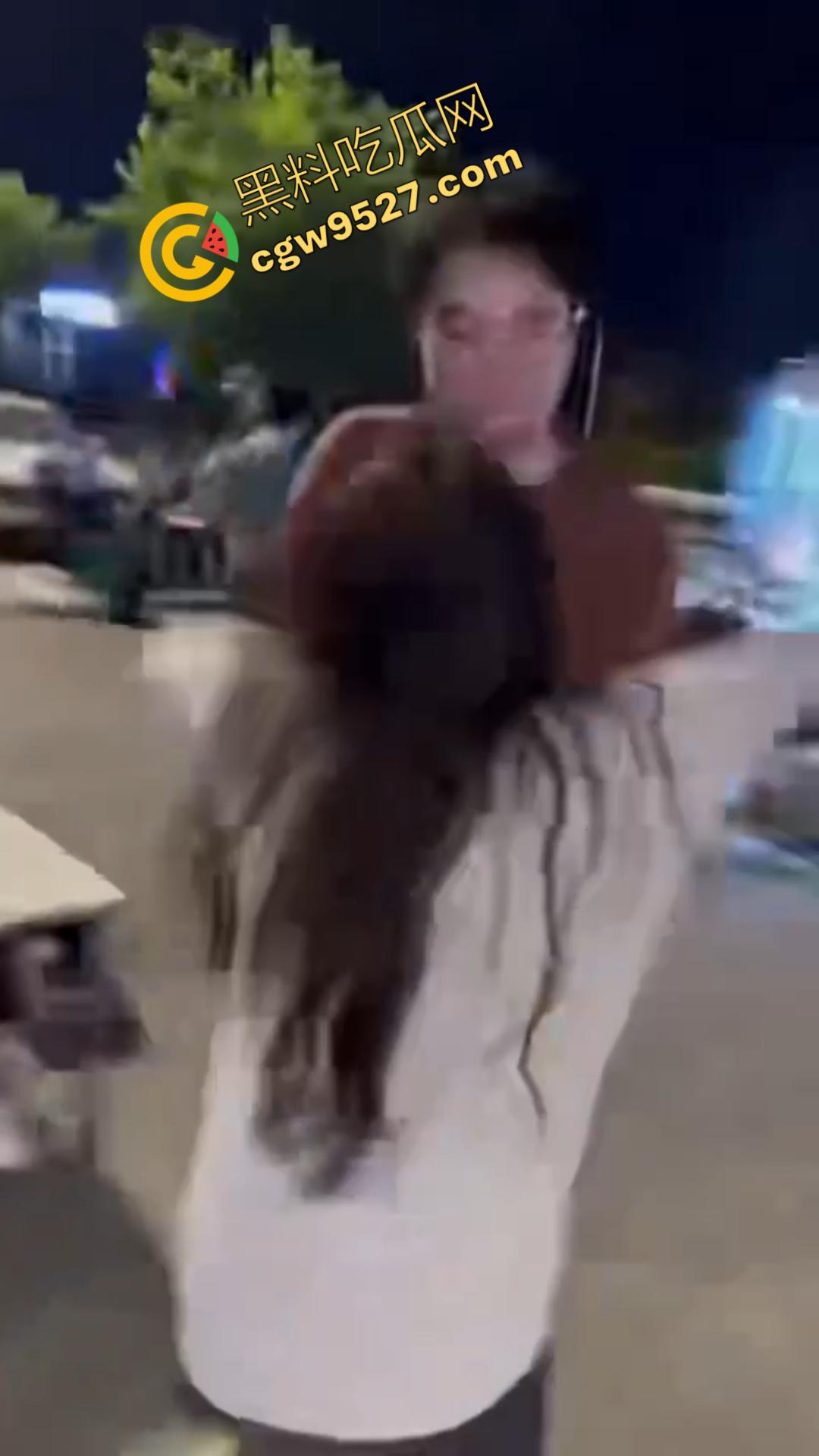 广州神秘女子街头持刀追赶小孩,目光疯狂行为诡异,一名疑似精神疾病患者引发恐慌被网友热议!-5