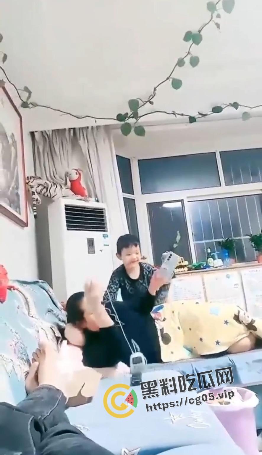毁三观!母亲当着儿子的面玩跳蛋 而父亲就在旁边拍视频 一家三口没一个正常人-4