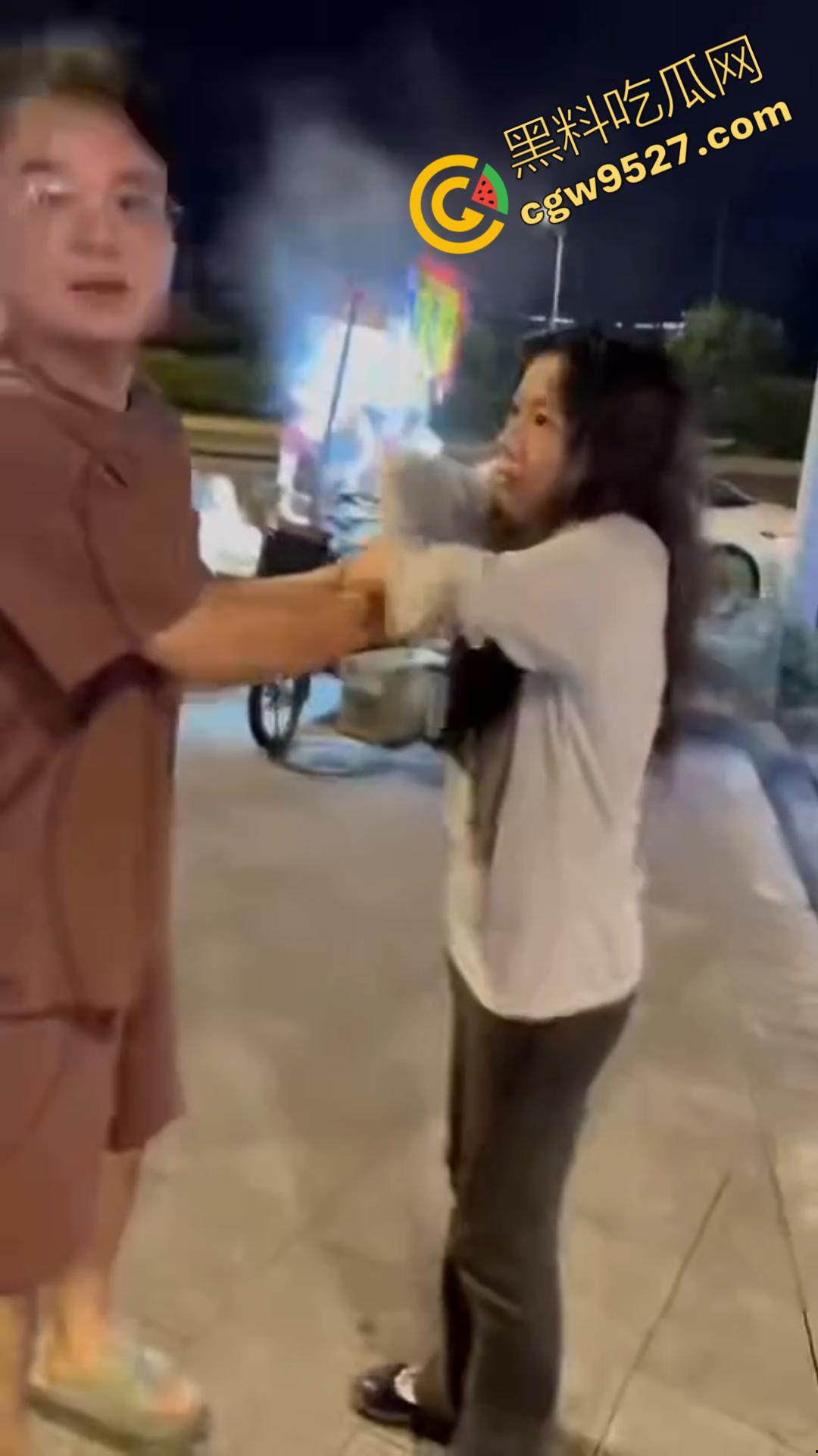 广州神秘女子街头持刀追赶小孩,目光疯狂行为诡异,一名疑似精神疾病患者引发恐慌被网友热议!-6