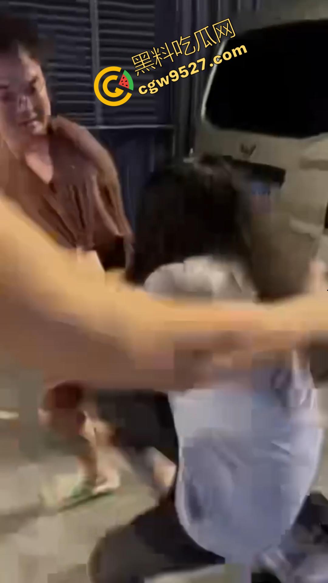 广州神秘女子街头持刀追赶小孩,目光疯狂行为诡异,一名疑似精神疾病患者引发恐慌被网友热议!-7