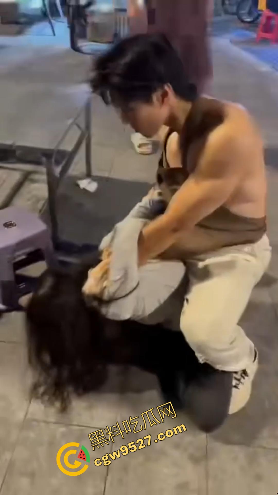 广州神秘女子街头持刀追赶小孩,目光疯狂行为诡异,一名疑似精神疾病患者引发恐慌被网友热议!-9