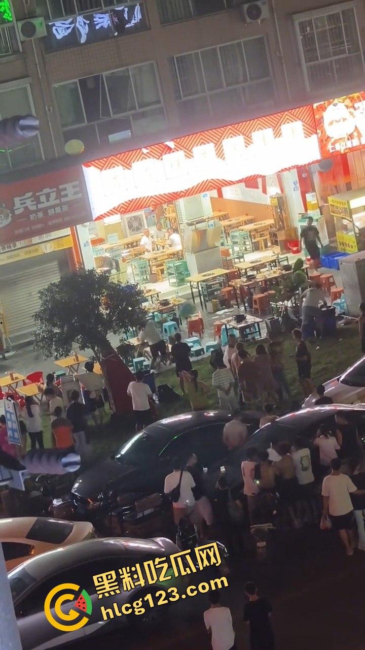 四川成都,路边吃个烧烤都要给被泼!正义大哥直接反击!-4