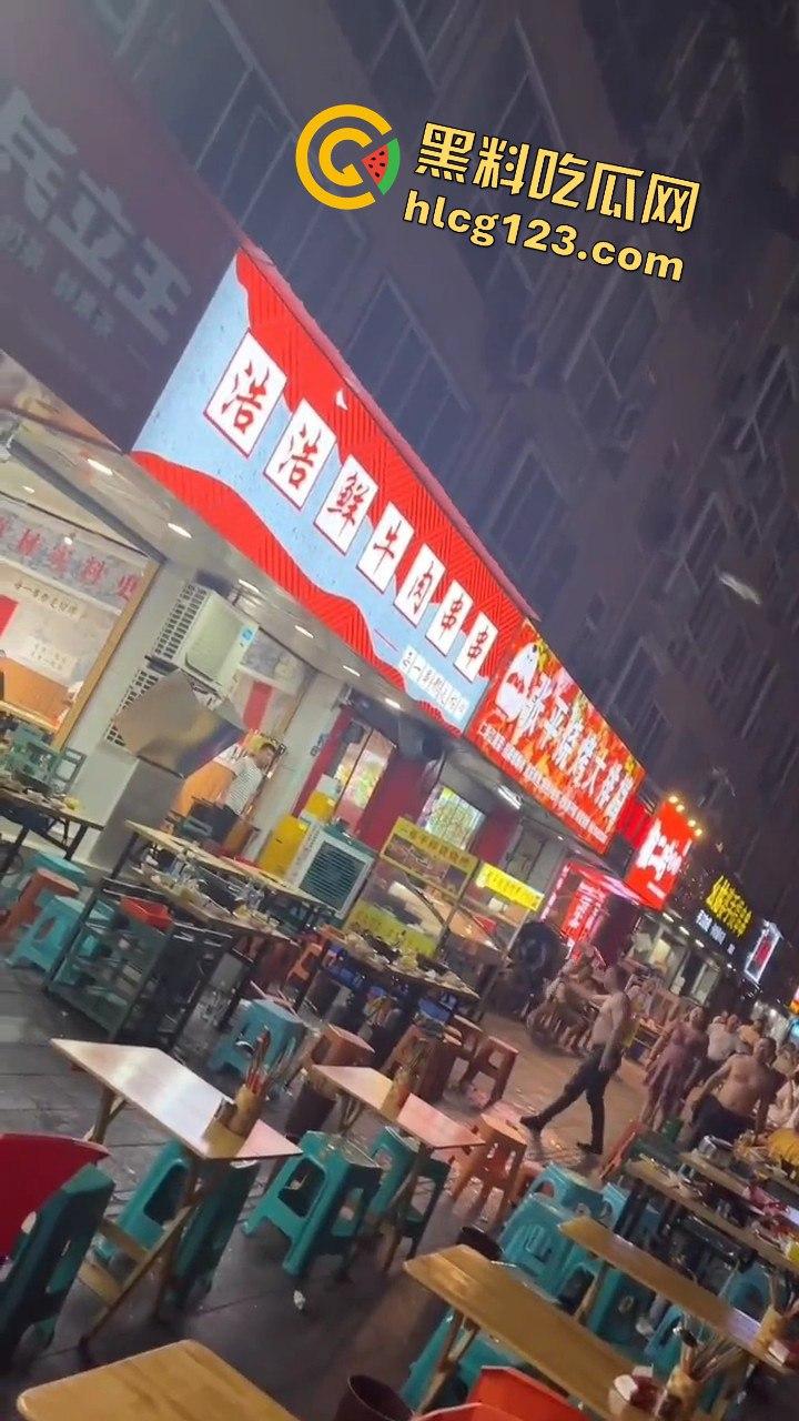 四川成都,路边吃个烧烤都要给被泼!正义大哥直接反击!-6