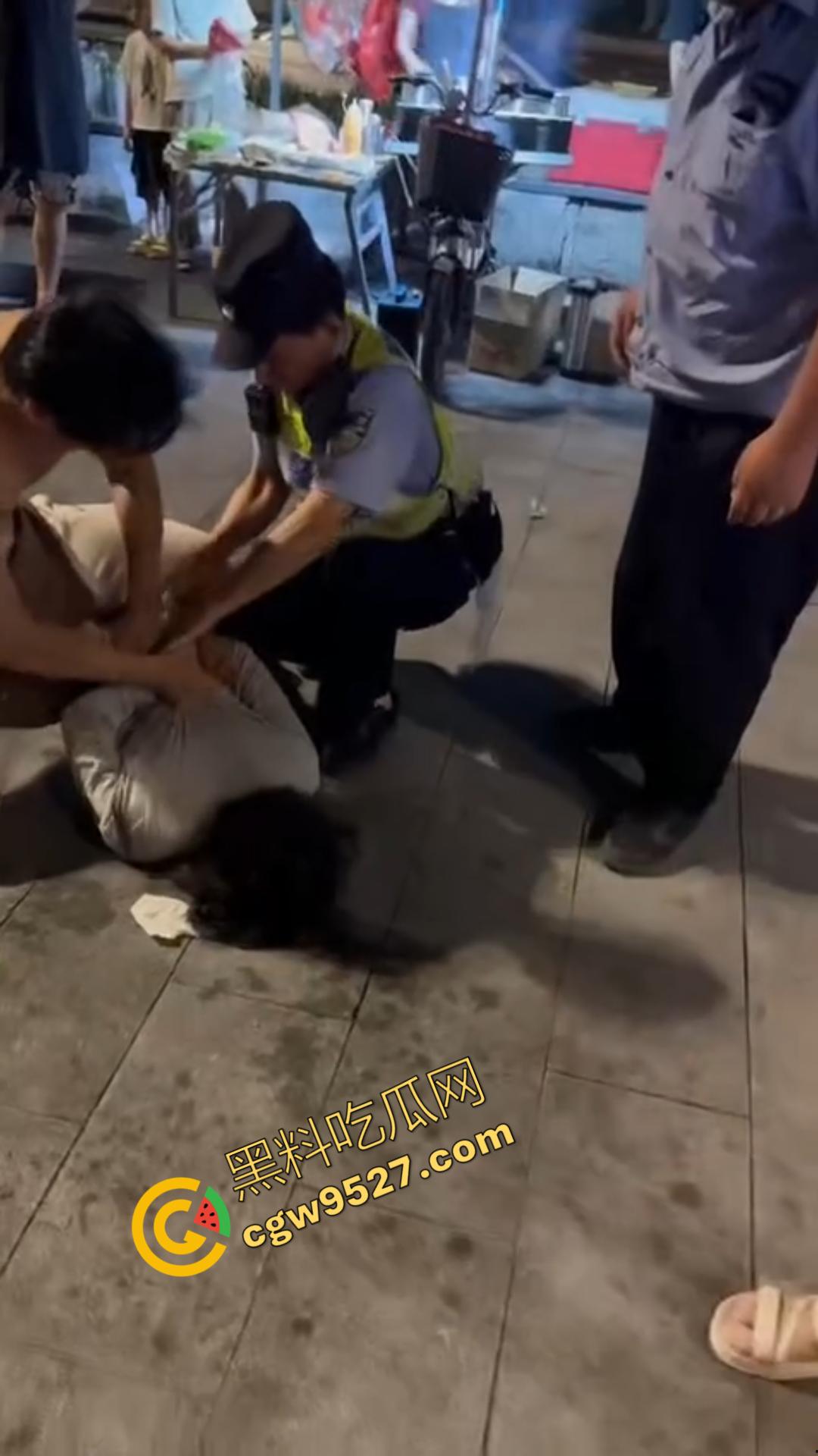 广州神秘女子街头持刀追赶小孩,目光疯狂行为诡异,一名疑似精神疾病患者引发恐慌被网友热议!-11