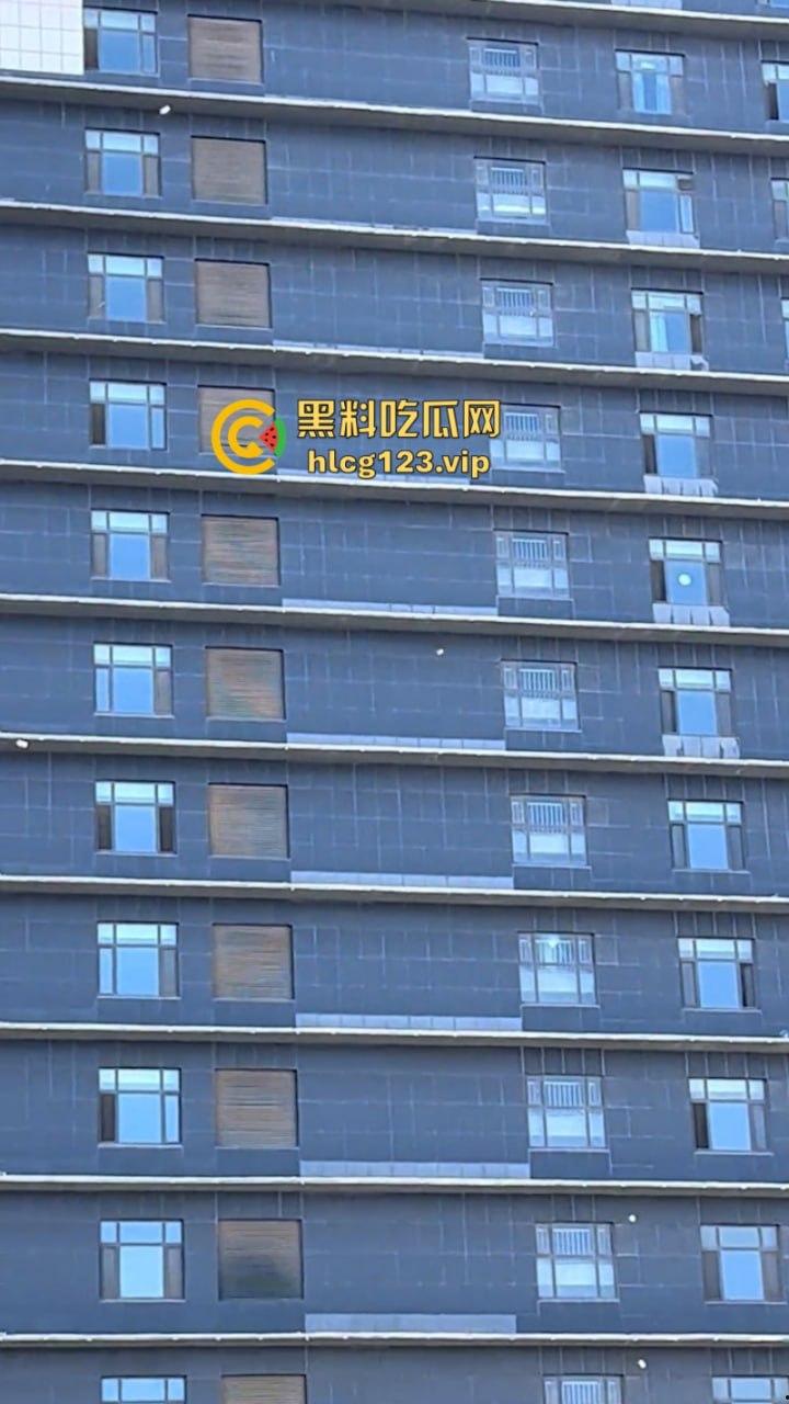 天降人民币!河北黄骅小孩哥在父母双亡后精神出现问题 竟然高空扔钱!-6