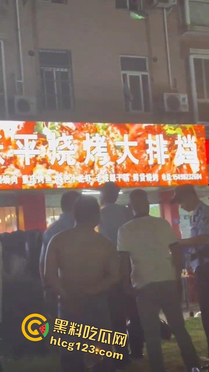 四川成都,路边吃个烧烤都要给被泼!正义大哥直接反击!-9