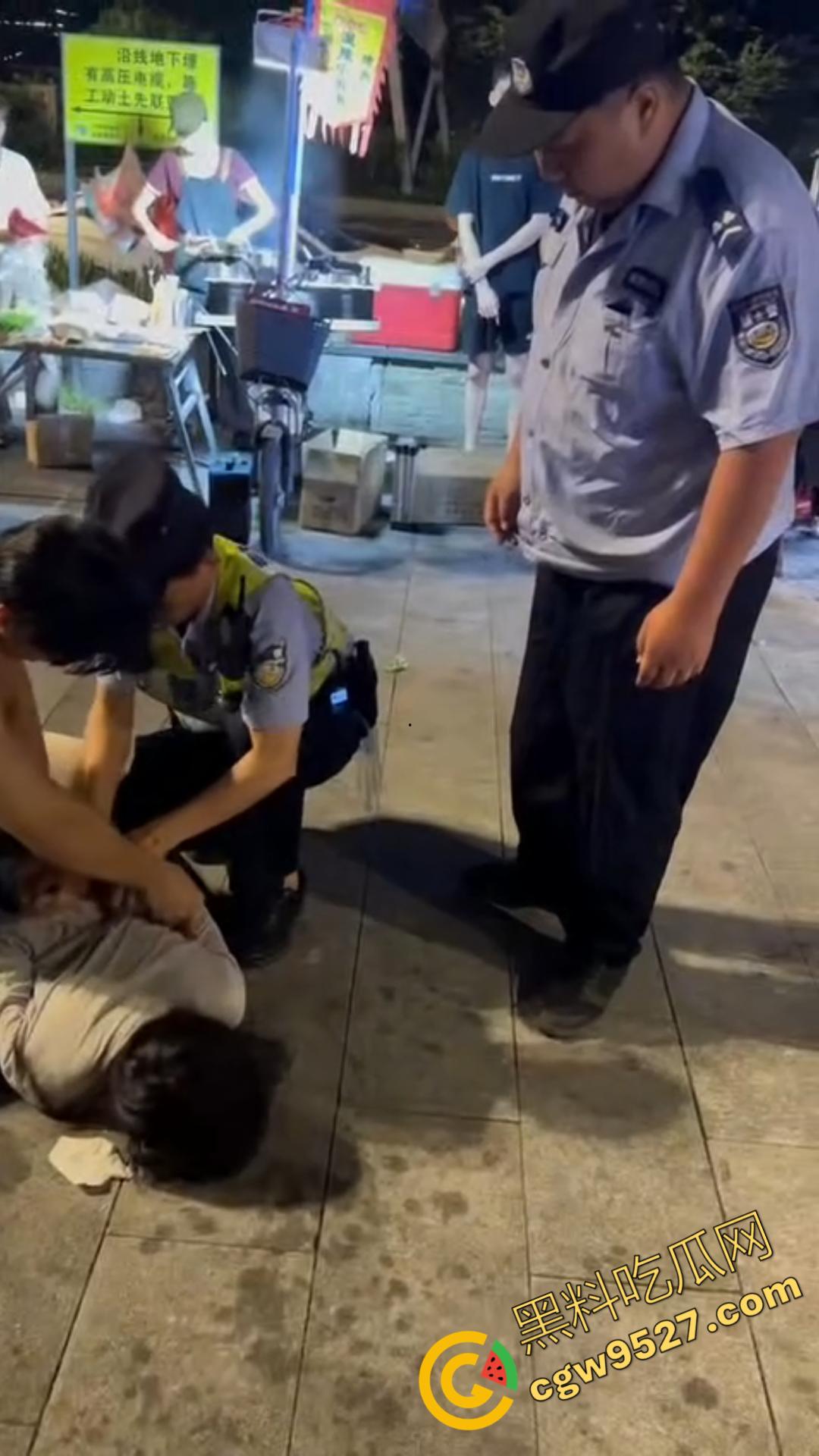 广州神秘女子街头持刀追赶小孩,目光疯狂行为诡异,一名疑似精神疾病患者引发恐慌被网友热议!-12