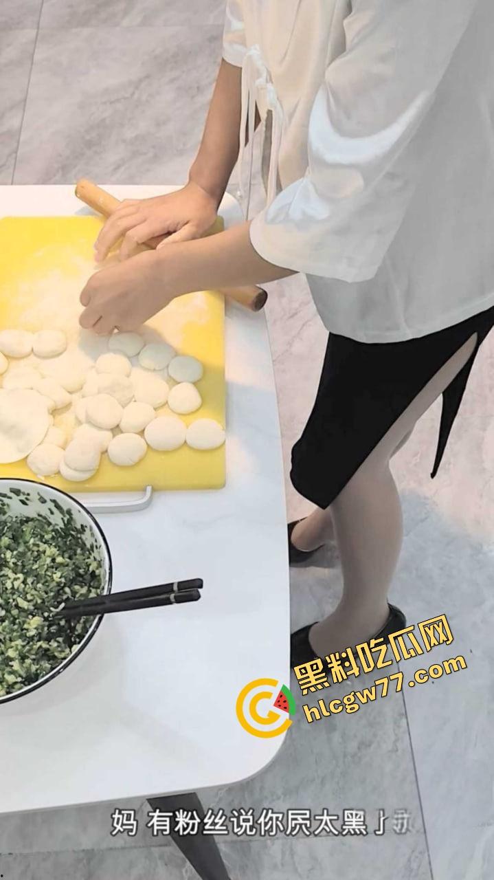 单亲妈妈微博性感腰包饺子勾魂，紧身裙裹臀被后入爆操嫩逼菊花双开，浪名求深射满骚洞！-4