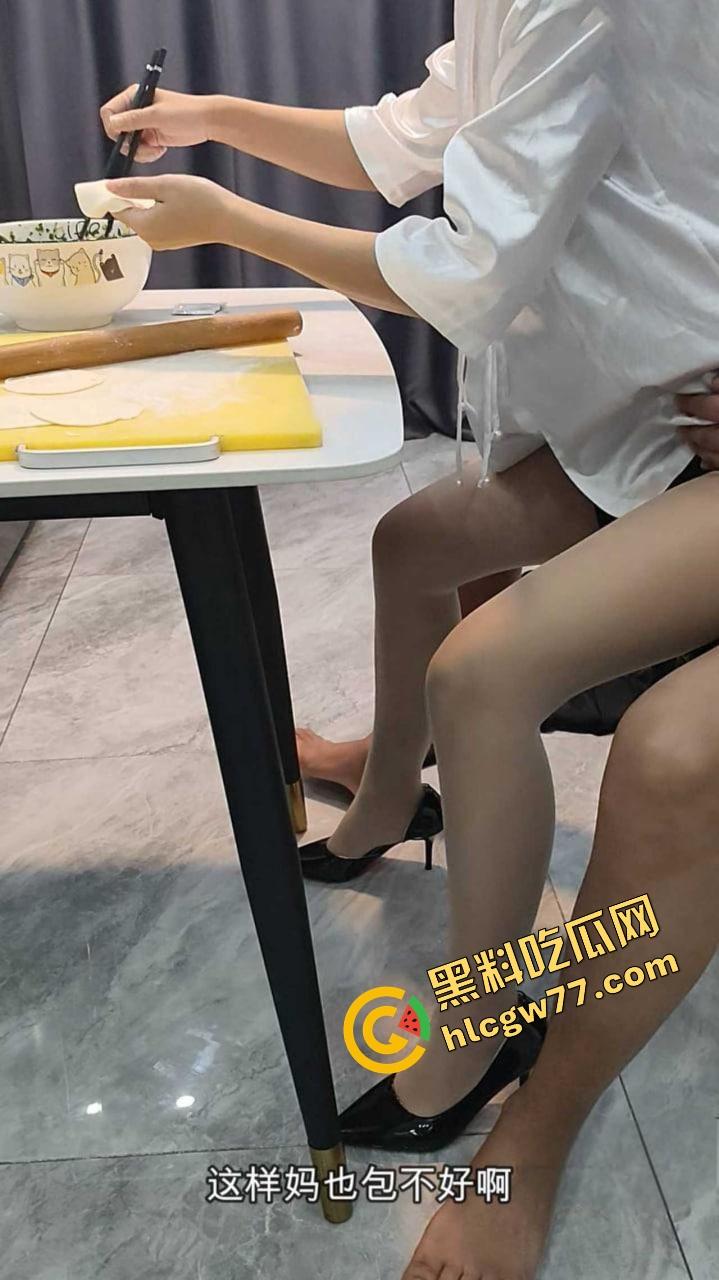 单亲妈妈微博性感腰包饺子勾魂，紧身裙裹臀被后入爆操嫩逼菊花双开，浪名求深射满骚洞！-5