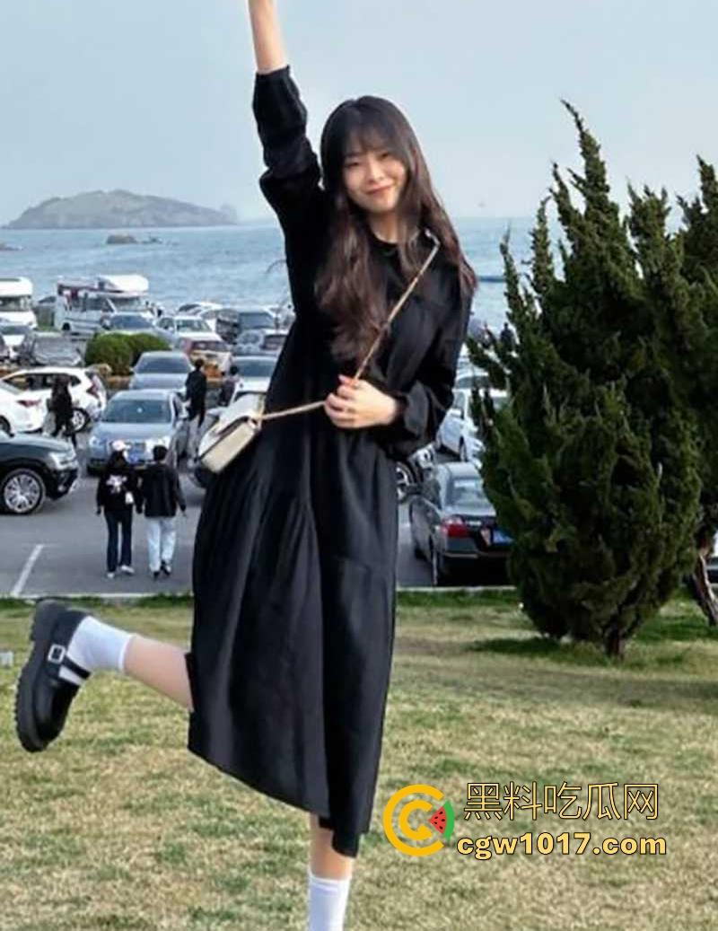 长春极品人妻【魏一晴】老公出差刚走约炮前男友家中情趣性爱,看着婚纱照操黑丝人妻,玩的不是一般的花!-1