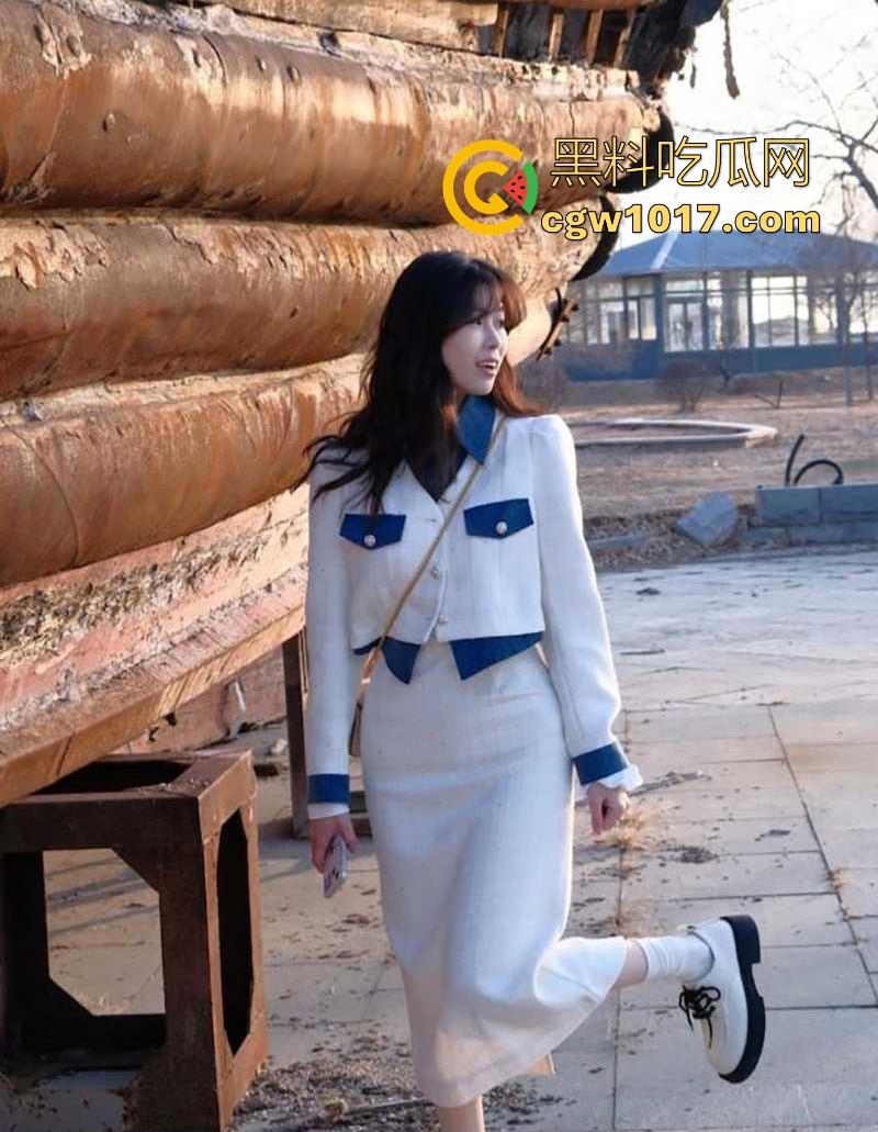 长春极品人妻【魏一晴】老公出差刚走约炮前男友家中情趣性爱,看着婚纱照操黑丝人妻,玩的不是一般的花!-3