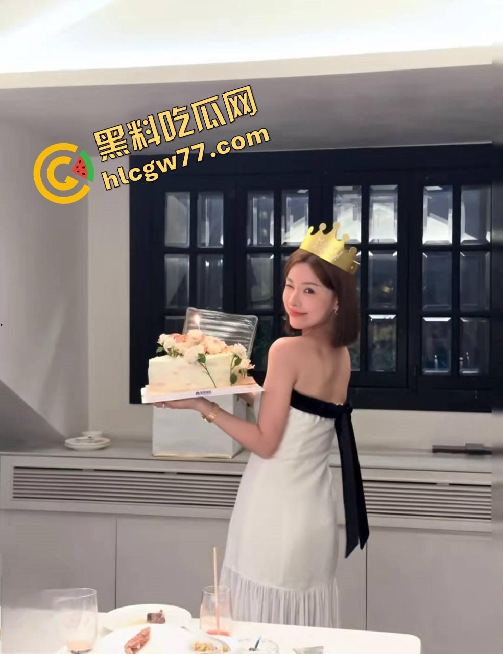 抖音百万网红【王火锅】翻车，白虎嫩逼掰开被金主狂操，黑丝巨乳白浆爆喷，操成喷水母狗全网疯传！-3