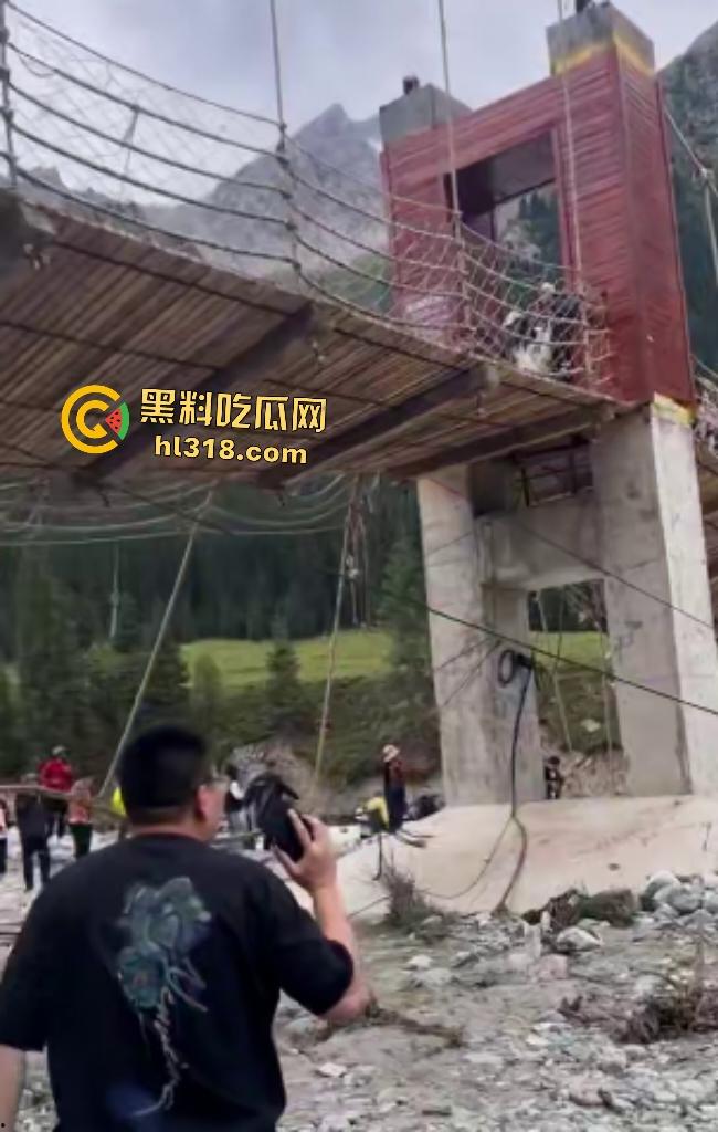 新疆伊犁昭苏县夏塔景区吊桥断裂29人滑落5死22伤，桥虽不高但下面就是激流的河水，直接能摔死！-3