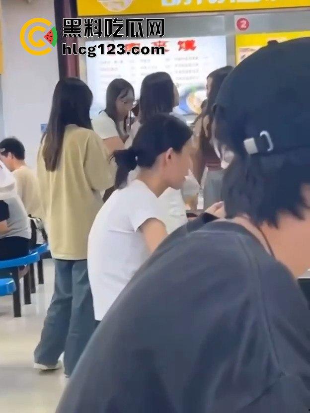 长沙大学食堂撕逼大戏！学姐内衣都被扯了，旁边人继续低头吃饭真心稳！-10