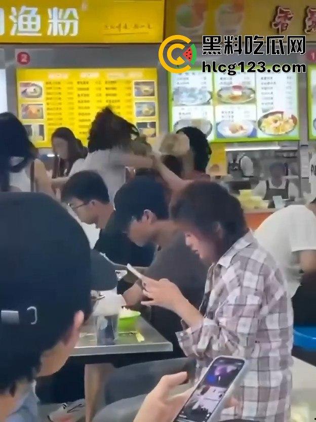 长沙大学食堂撕逼大戏！学姐内衣都被扯了，旁边人继续低头吃饭真心稳！-11