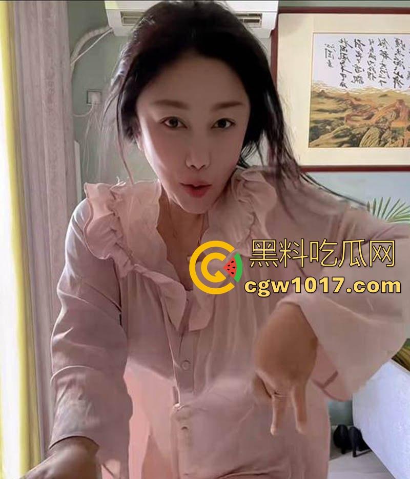 快手熟女网红【吴老二】金主一对一视频曝光，微胖巨乳母狗在线发骚，勾魂自慰诱惑，被金主无情内射！-3