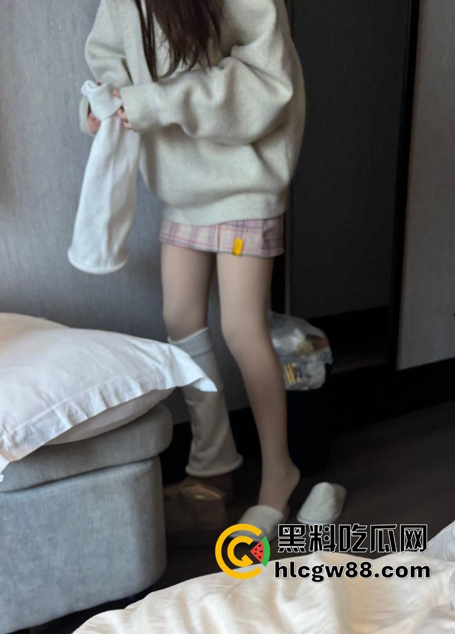 内蒙古高一【徐彤丹】清纯校花变万人骑妓女，给钱就操帅哥免费，69技术封神，毕业当天赋女优！-12