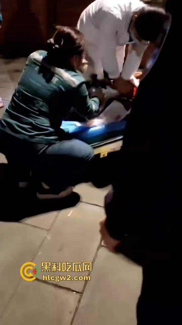 血腥慎入!四川自贡富顺县多名精神小伙当街聚众斗殴 致一人归西一人ICU  真实现场曝光-1