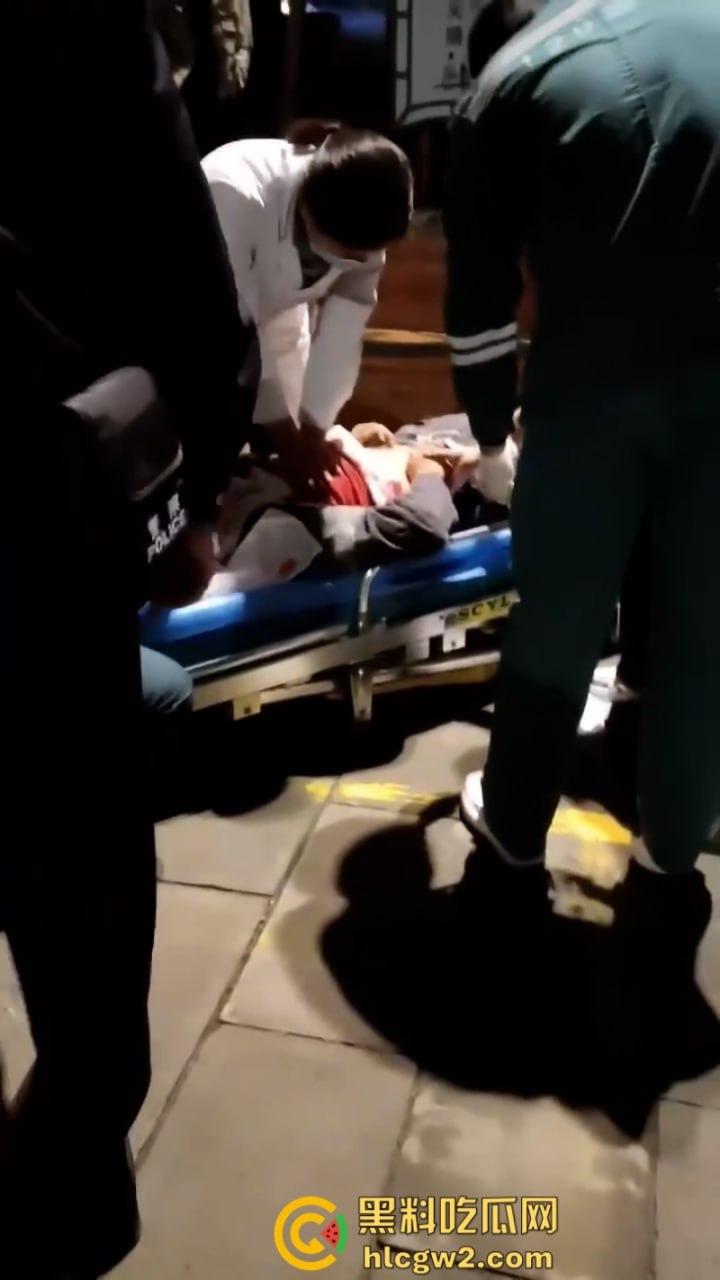 血腥慎入!四川自贡富顺县多名精神小伙当街聚众斗殴 致一人归西一人ICU  真实现场曝光-2