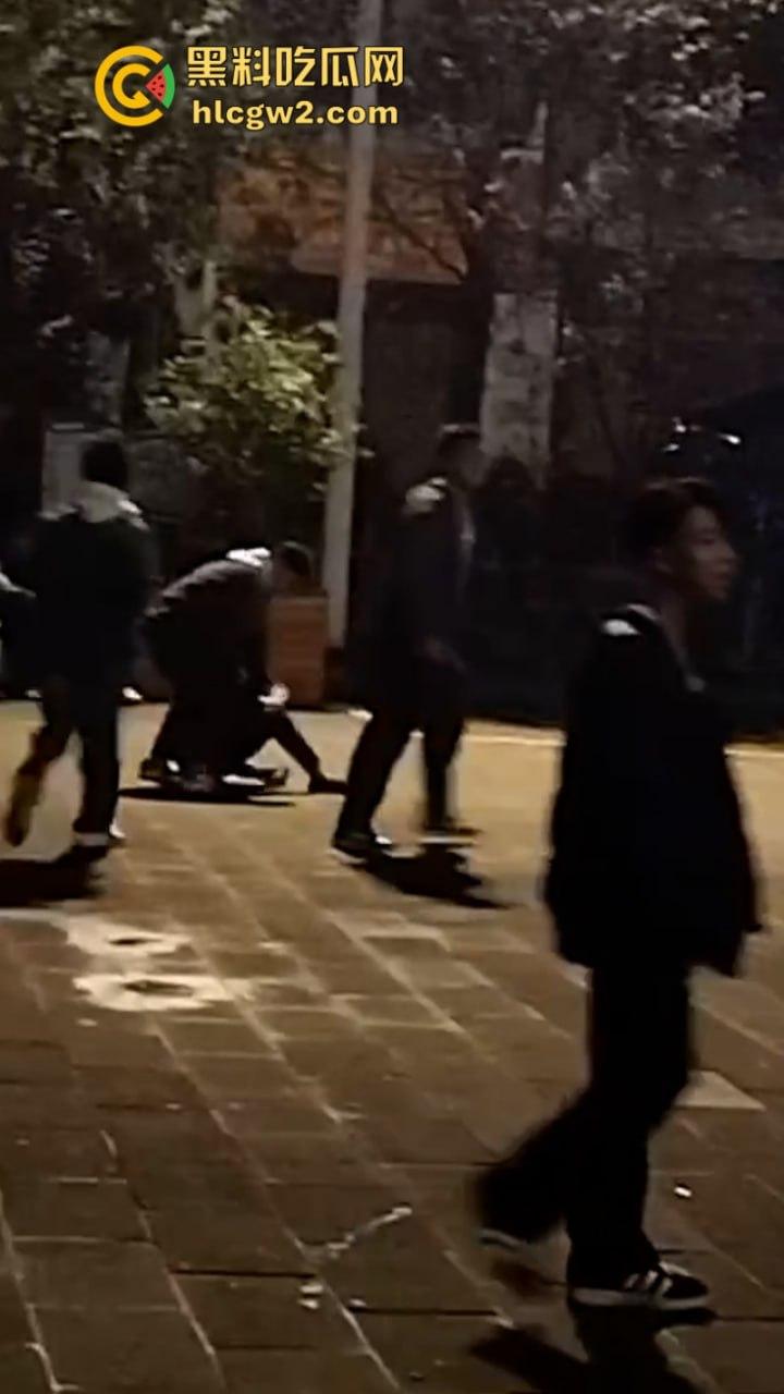 血腥慎入!四川自贡富顺县多名精神小伙当街聚众斗殴 致一人归西一人ICU  真实现场曝光-3