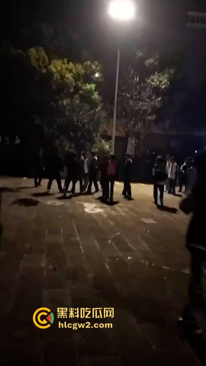 血腥慎入!四川自贡富顺县多名精神小伙当街聚众斗殴 致一人归西一人ICU  真实现场曝光-4