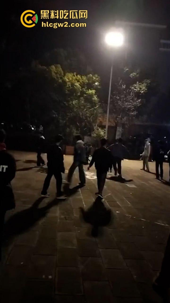 血腥慎入!四川自贡富顺县多名精神小伙当街聚众斗殴 致一人归西一人ICU  真实现场曝光-6