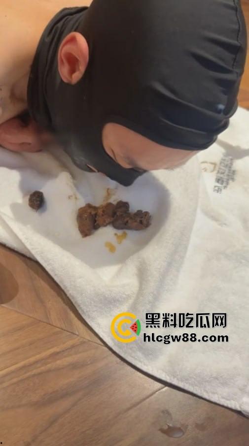 湖北女神【车模伊】SM重口调教男公狗，羞辱舔脚吃黄金小男奴欲仙欲死，喜欢这口的绝不能错过！-7