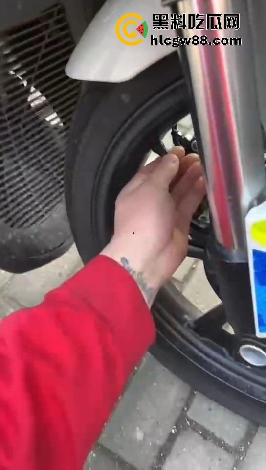 广州电动车整治引爆街头战火，交警暴力执法引众怒，市民直接干翻警车轮胎放气反击！-4