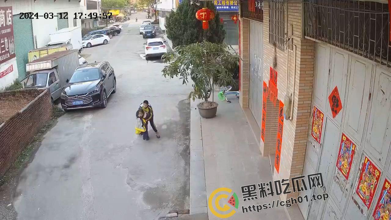 天津河东中心小学初中生猥亵小女孩  女孩惨叫瘆人 老师辟谣男孩不正常  现场监控流出-3