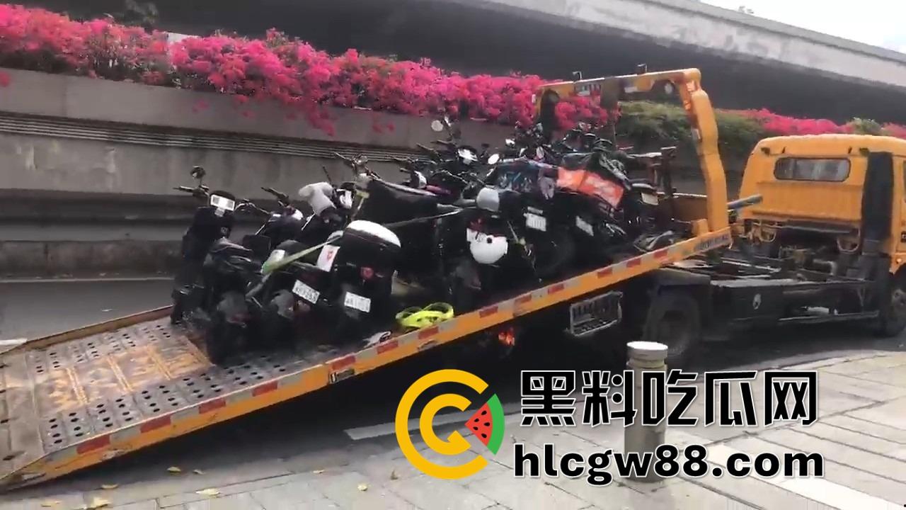 广州电动车整治引爆街头战火，交警暴力执法引众怒，市民直接干翻警车轮胎放气反击！-7