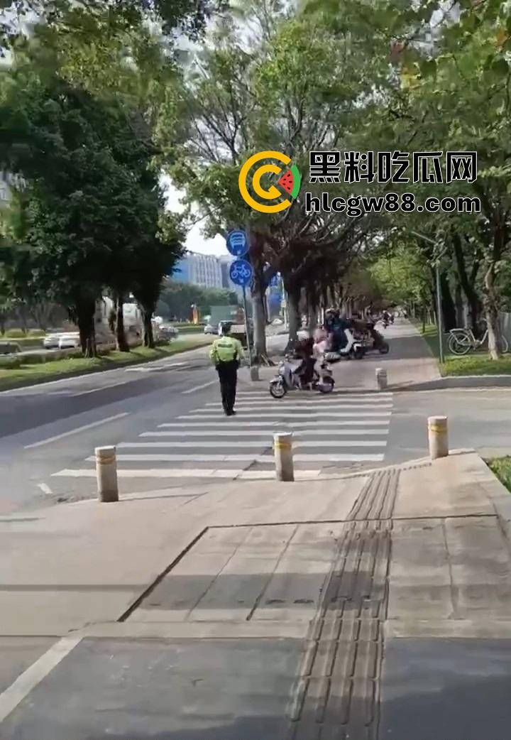 广州电动车整治引爆街头战火，交警暴力执法引众怒，市民直接干翻警车轮胎放气反击！-8