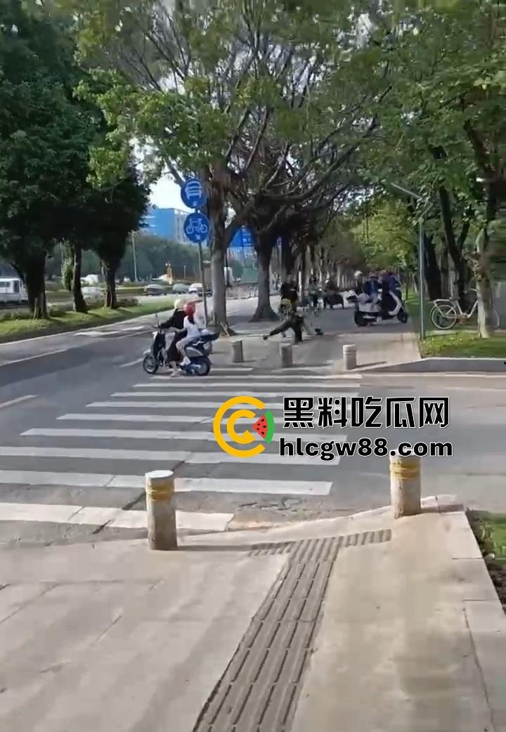 广州电动车整治引爆街头战火，交警暴力执法引众怒，市民直接干翻警车轮胎放气反击！-11