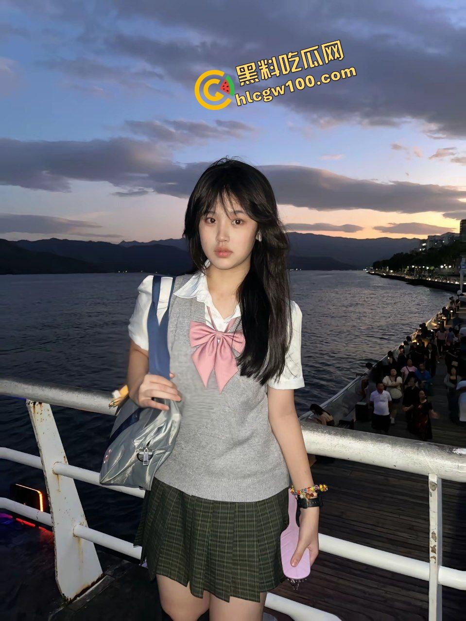 抖音深圳罗湖清纯高中反差妹【薯条喵】私下约操口爱土豪大叔，肛塞尾巴后入猛操骚逼！原创独家曝光流出！-4