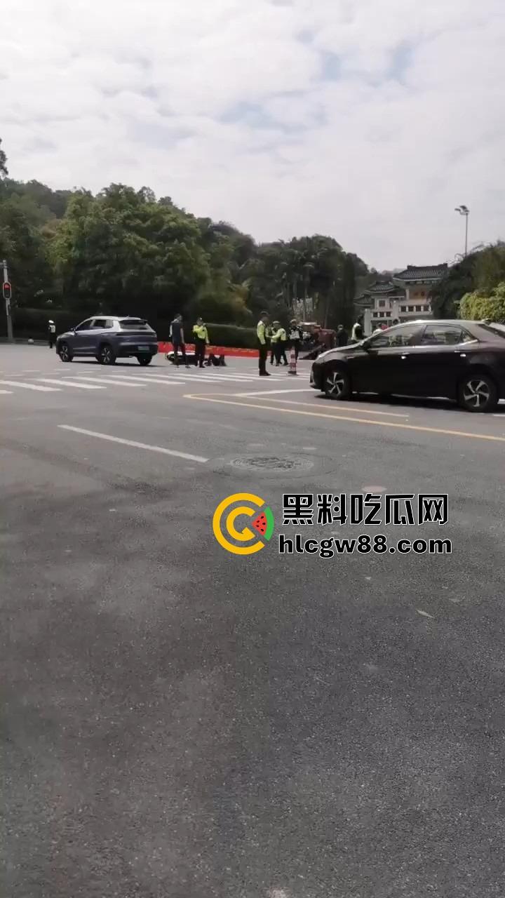 广州电动车整治引爆街头战火，交警暴力执法引众怒，市民直接干翻警车轮胎放气反击！-14