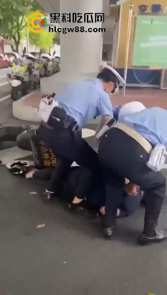 广州电动车整治引爆街头战火，交警暴力执法引众怒，市民直接干翻警车轮胎放气反击！-17