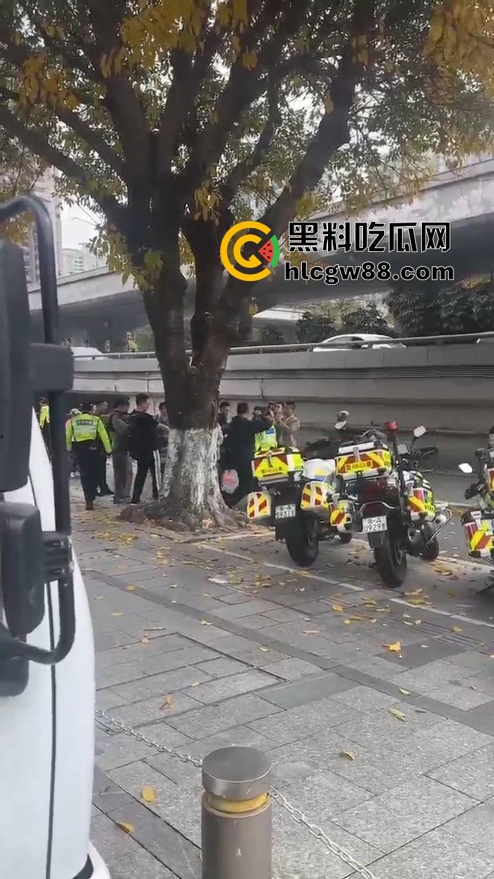 广州电动车整治引爆街头战火，交警暴力执法引众怒，市民直接干翻警车轮胎放气反击！-19