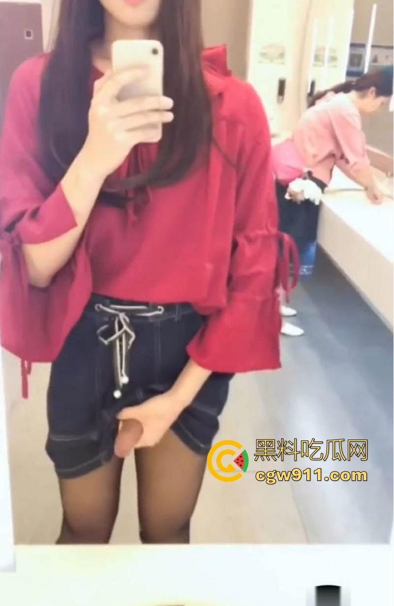 女装大佬挑战女厕所撸屌!清秀妆容下暗藏巨屌,当众对镜自慰喷射,巨屌一亮,瞬间颠覆三观!-3